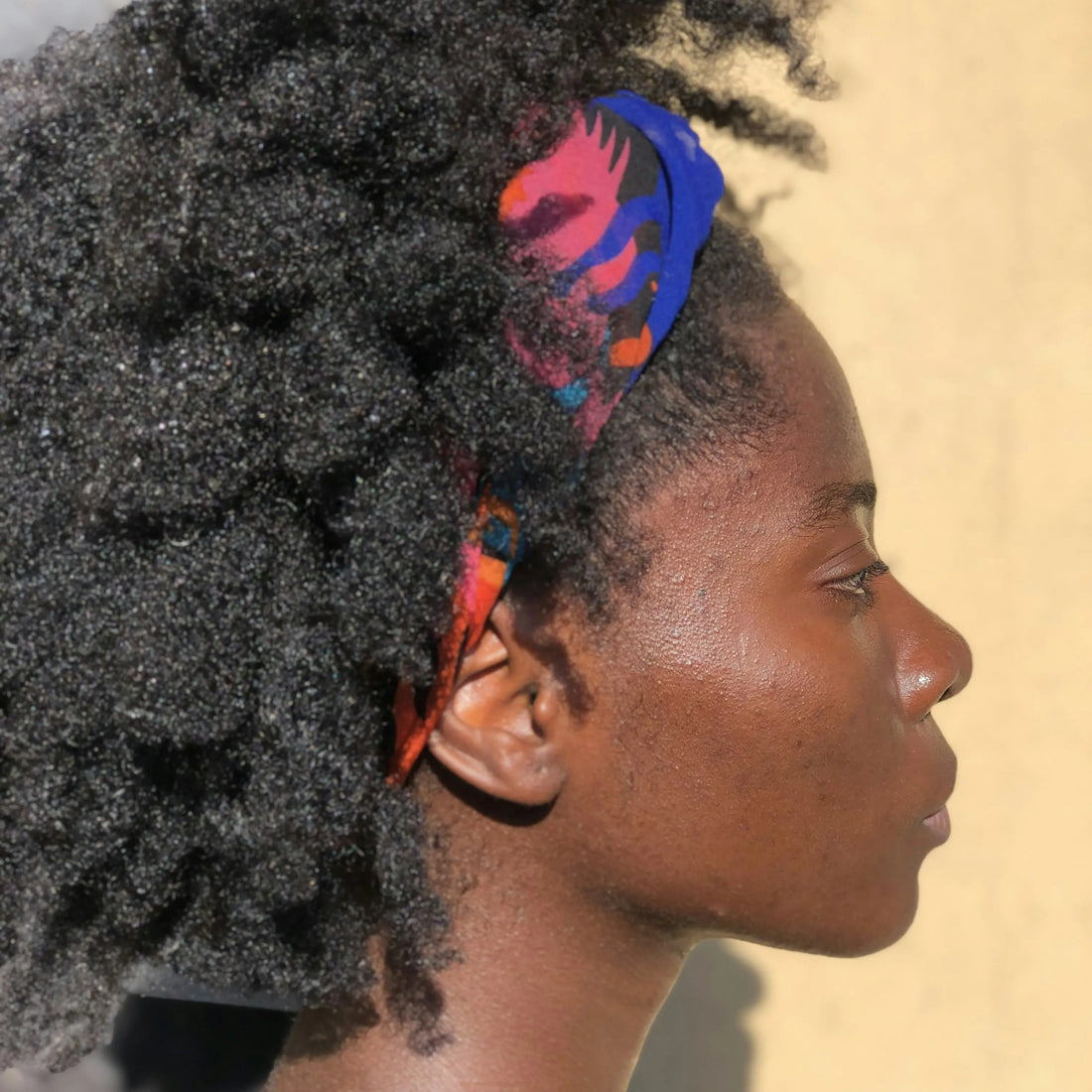 Garder l'hydratation des cheveux crépus : 8 habitudes qui changent tout