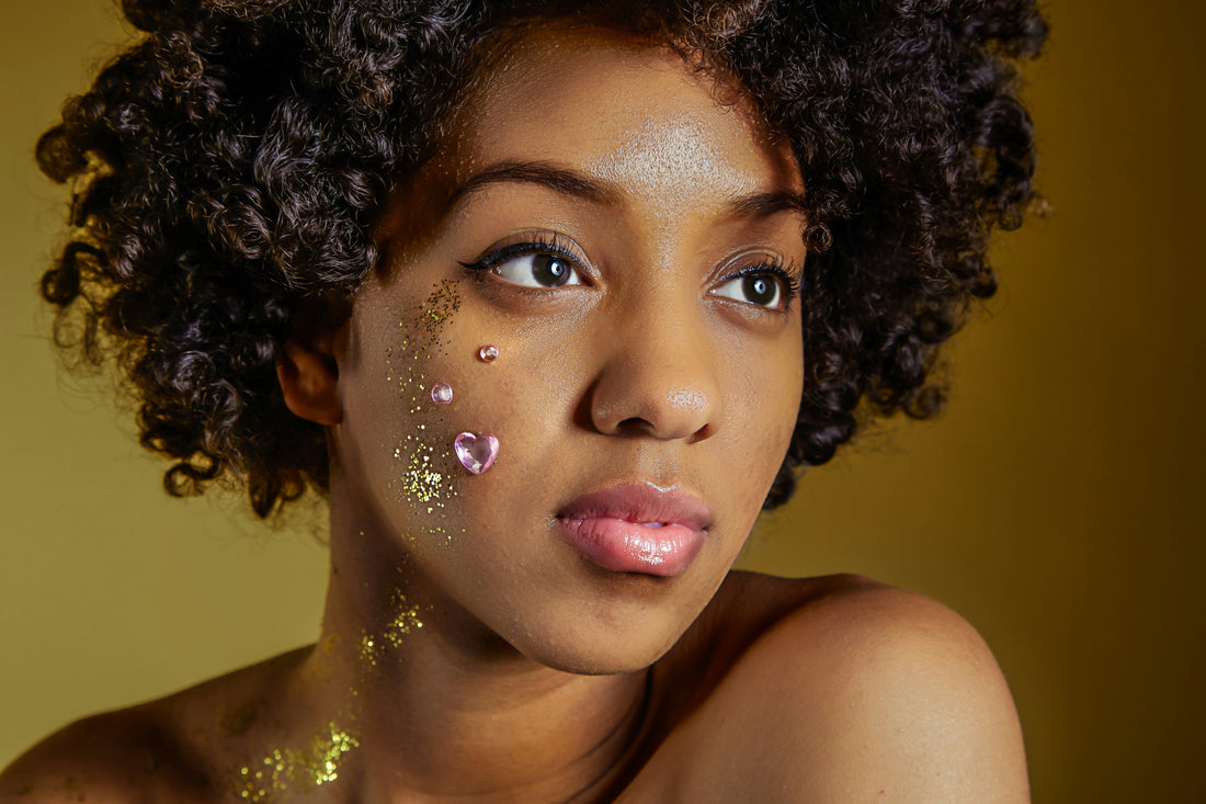 Définir les boucles des cheveux crépus : 11 méthodes sans chaleur