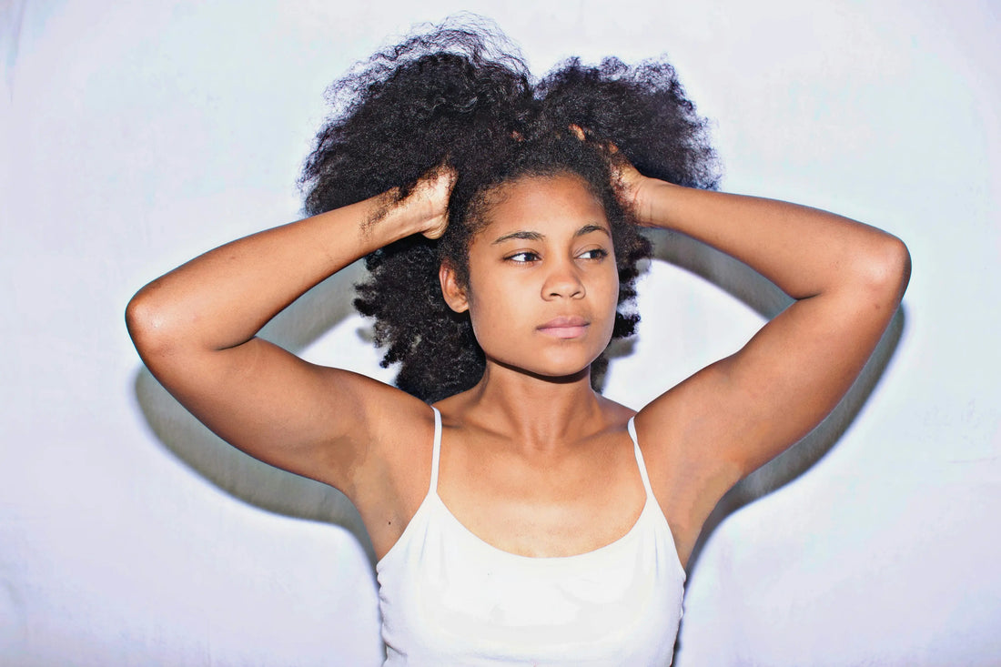 Cheveux crépus cassants : 7 causes et solutions qui fonctionnent