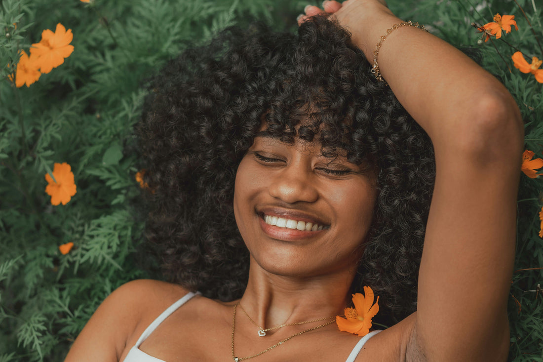 Cheveux crépus emmêlés : pourquoi et comment démêler sans casse ?