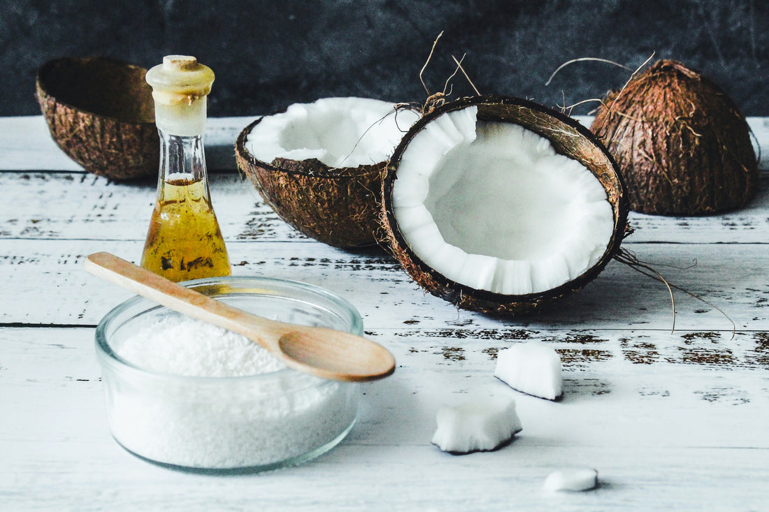 9 masques à l'huile de coco pour cheveux crépus (et les erreurs à éviter)