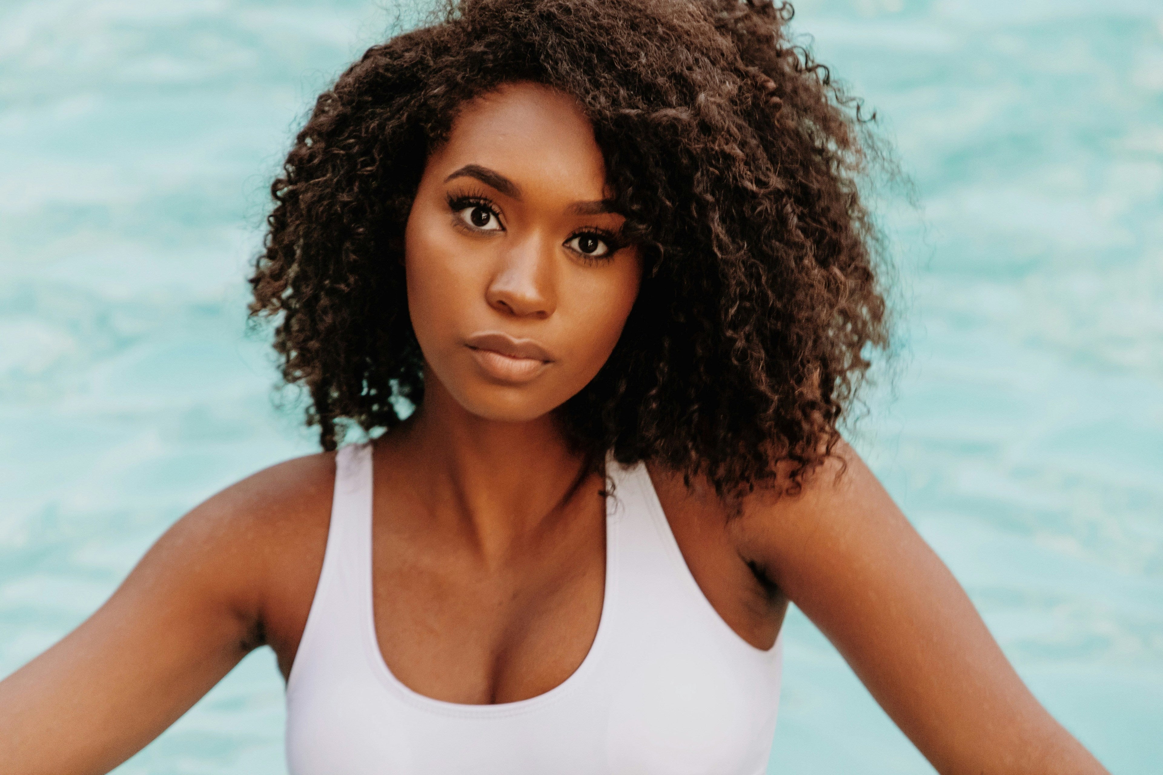 Faire pousser les cheveux crépus : guide complet et méthodes prouvées