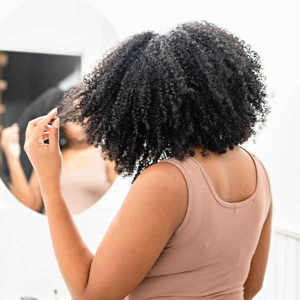Cheveux crépus fins ou épais : comment le savoir et adapter sa routine ?